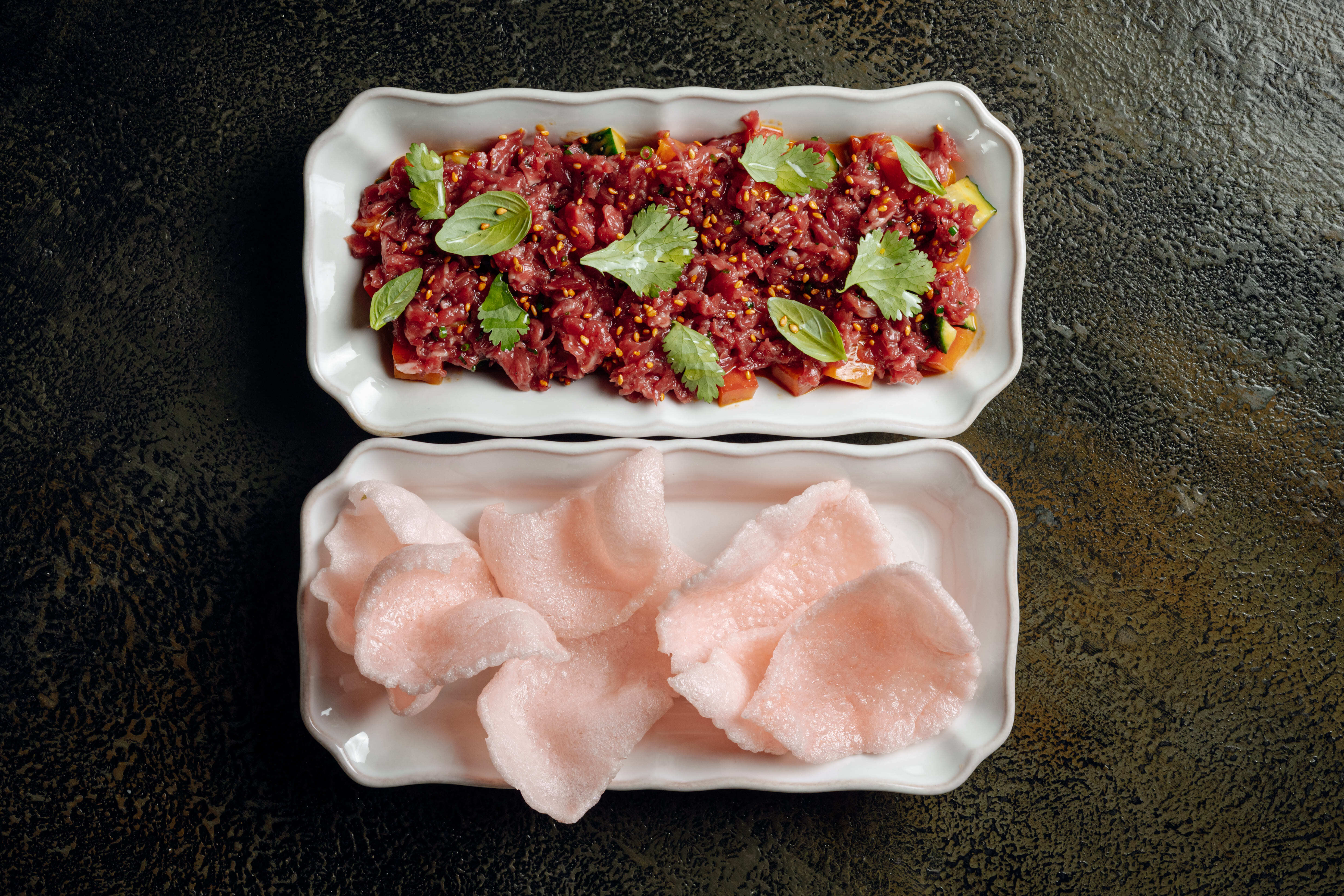 Тартар из говядины с рисовыми чипсами